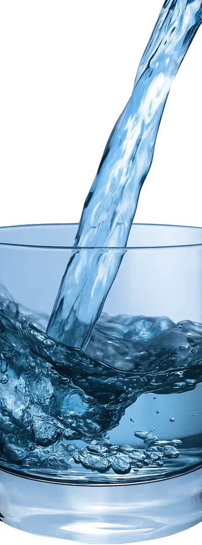 Vaso de agua limpia, símbolo del tratamiento de agua de BlueDrop SRL en República Dominicana